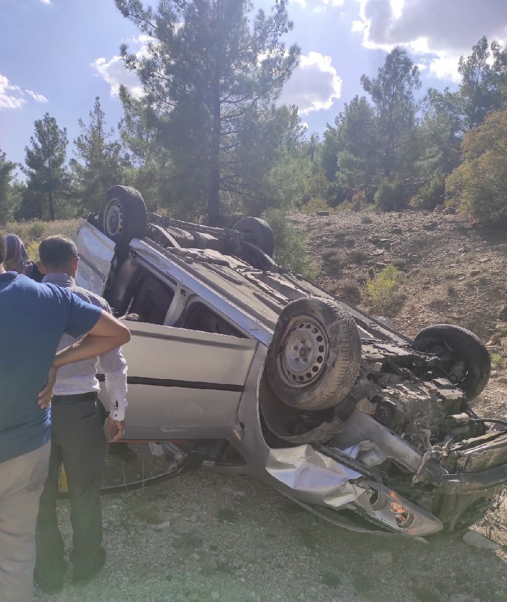 Antalya’da hafif ticari araçla çarpıştı 3 yaralı