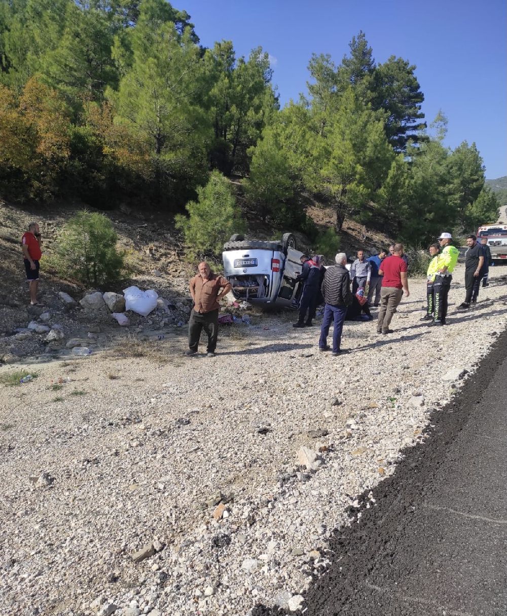 Antalya’da hafif ticari araçla çarpıştı 3 yaralı