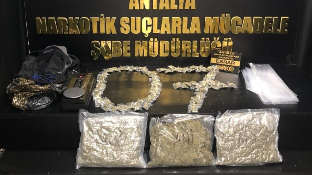 Antalya’ya 9 kilo esrar getiriyorlardı yakalandılar