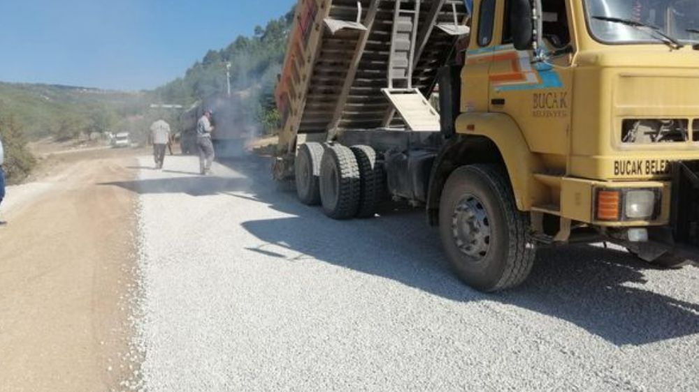 Bucak'ta asfalt çalışmaları aralıksız sürüyor