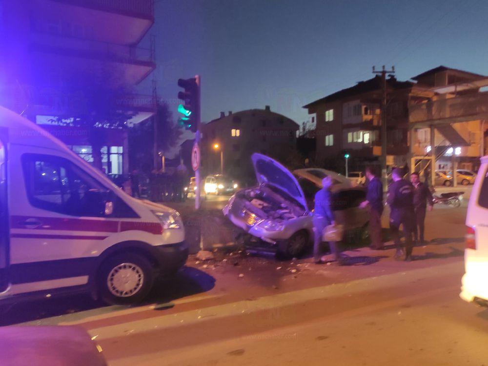 Bucak'ta Kavşakta Kaza 1'i Hafif 2 kişi yaralandı