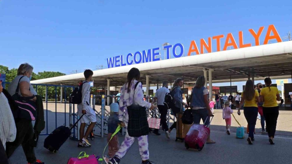 Hava yoluyla  Antalya'ya gelen turist sayısı 12 milyonu geçti.