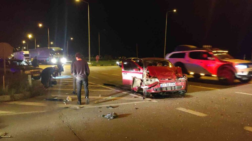 İki otomobilin çarpıştığı kazada fırlayan LPG tankı korkuttu
