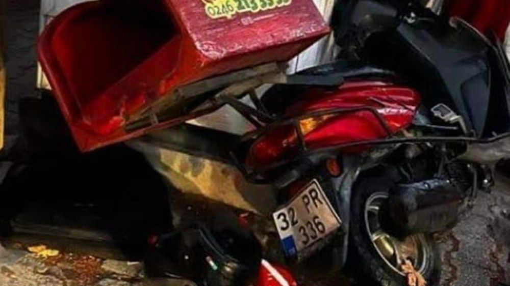 Kamyonetle çarpışan motosikletli kurye yaşamını yitirdi