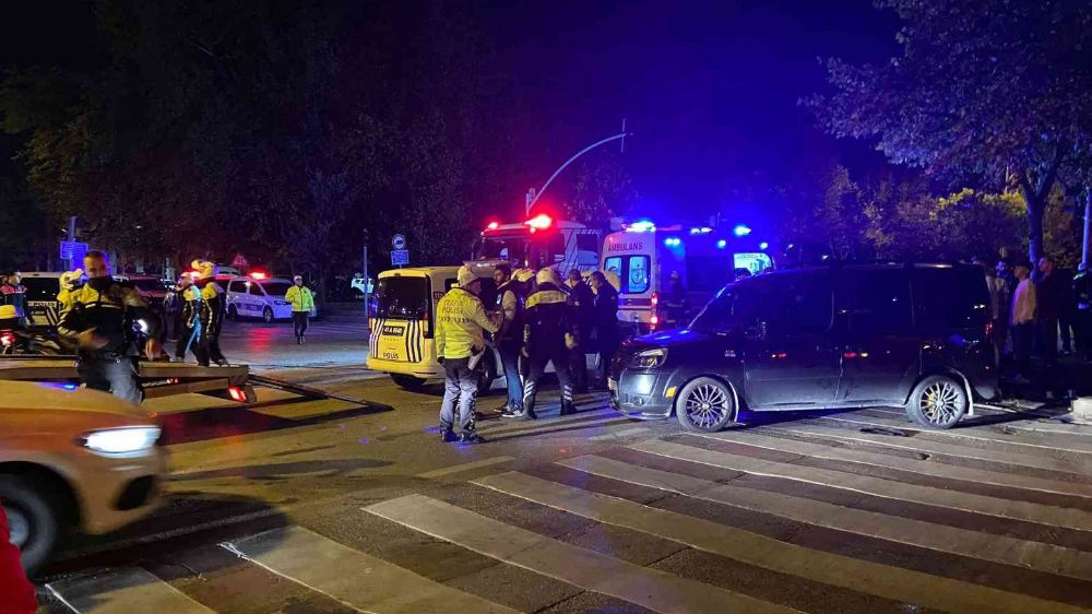 Kocaeli’de polis arabası ile çarpıştılar 2’si polis 5 yaralı