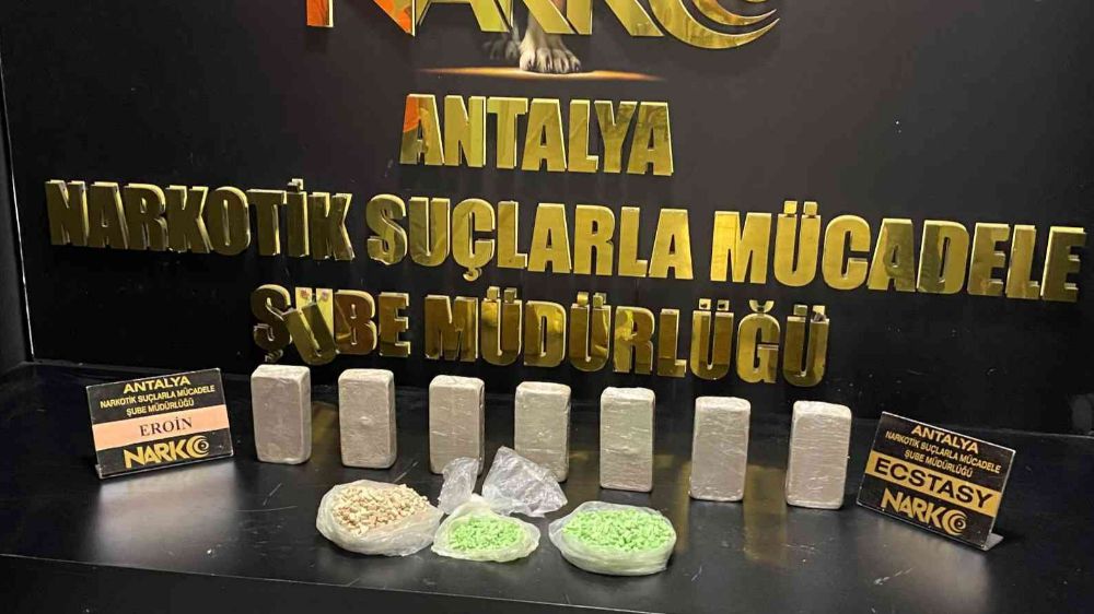 Polisin eş zamanlı operasyonunda 3,5 kilo eroin ile 2 bin 200 ecstasy hap ele geçirildi