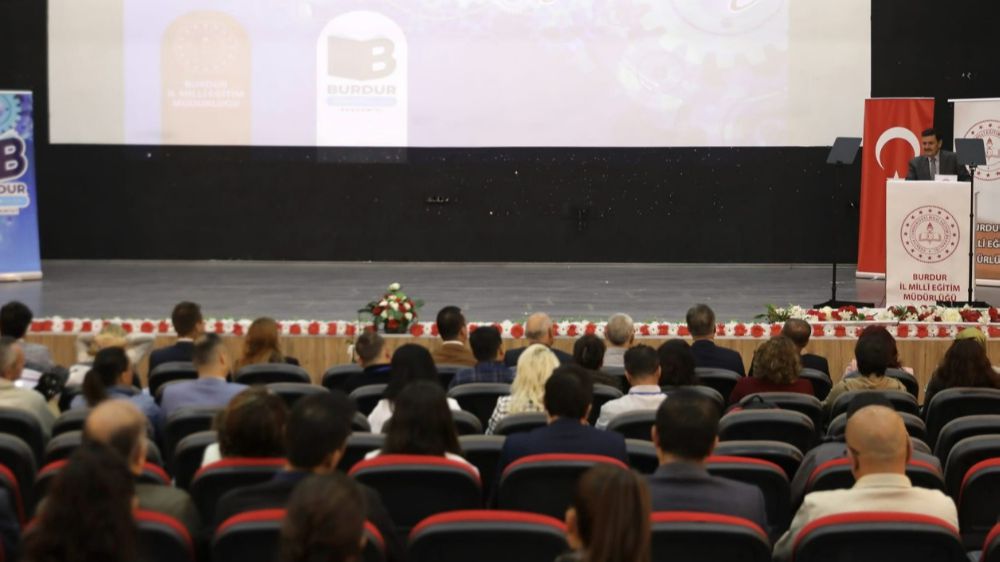 Vali Arslantaş, öğretmenlerin gelişim çalıştayında açıklamada bulundu