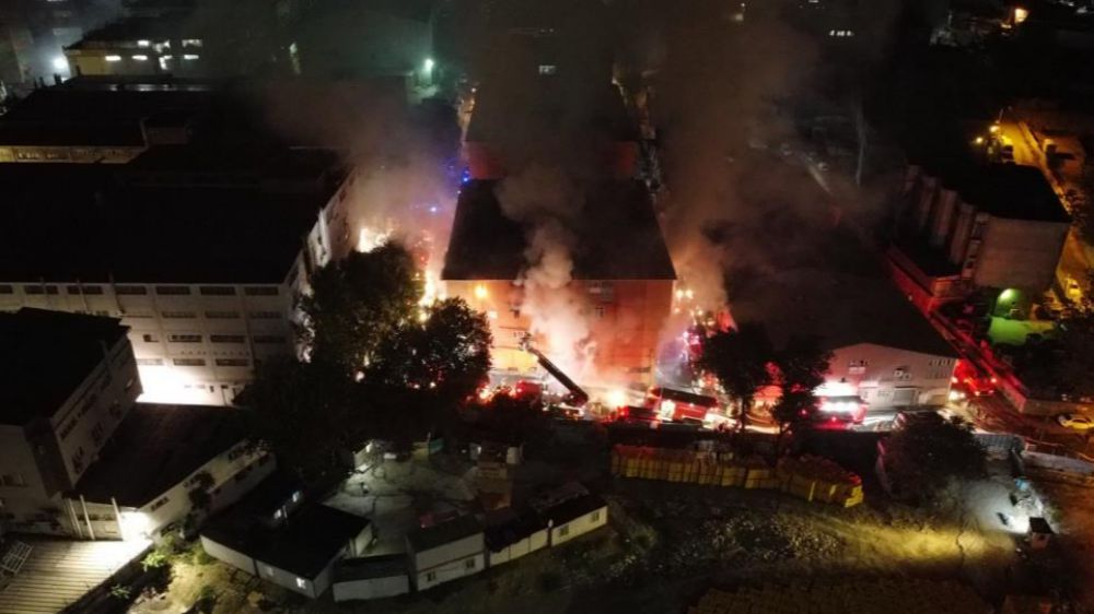 Zeytinburnu’nda 5 katlı fabrikada korkutan yangın