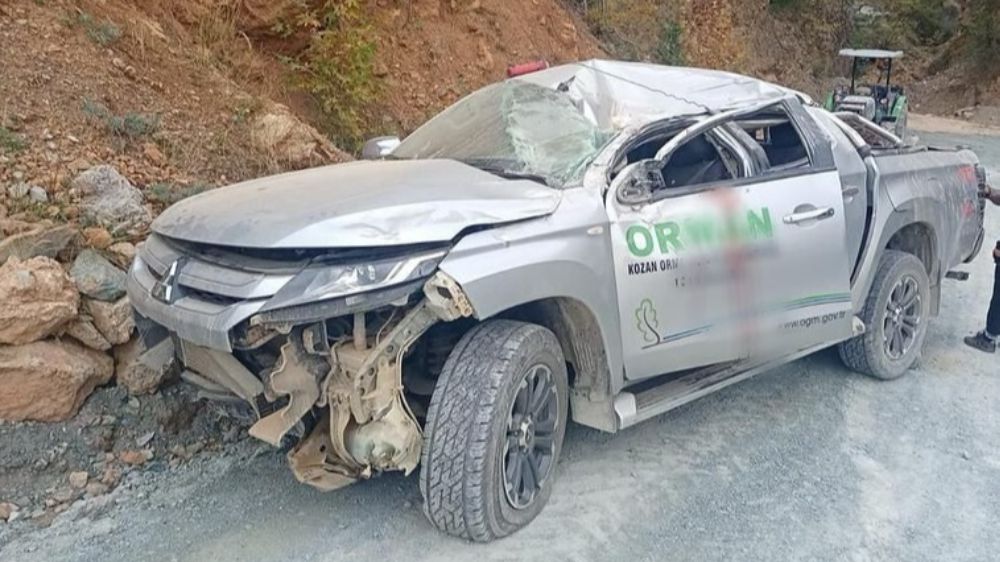 Adana'da orman dairesine ait olan araç kaza yaptı.