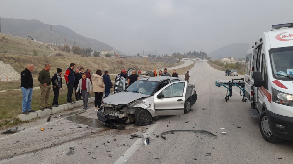 Amasya’da 2 araba çarpıştı: 3 yaralı var