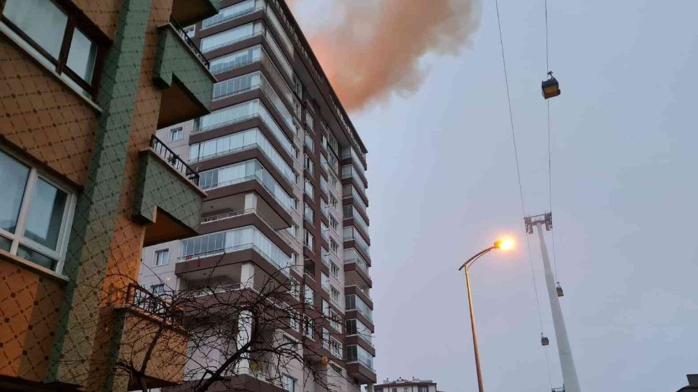 Ankara'da 15 katlı bir binanın çatısında yangın meydana geldi