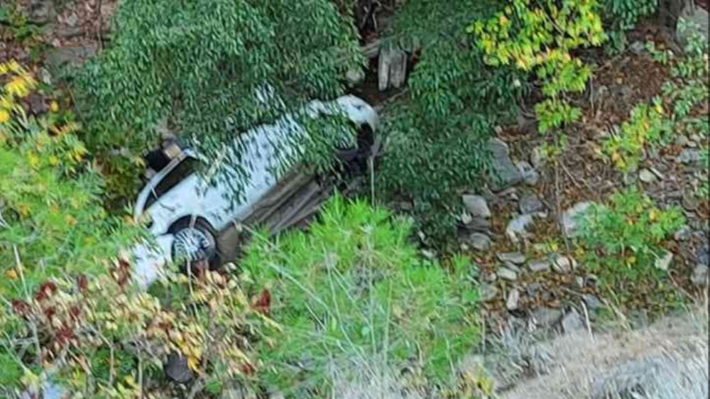 Antalya’da araba uçuruma uçarak kaza yaptı