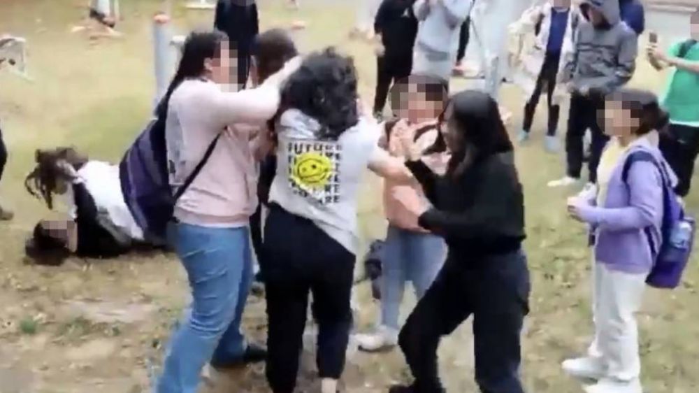 Antalya’da kız ortaokul öğrencileri saç başa birbirine girdi, arkadaşları ayırmakta güçlük çekti