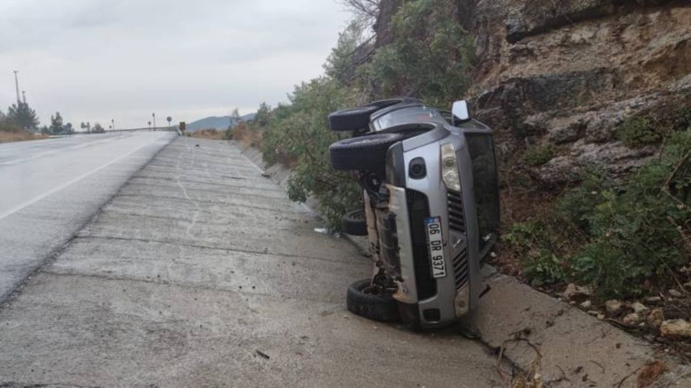 Antalya’da kontrolden çıkan kamyonet takla attı: 1 yaralı