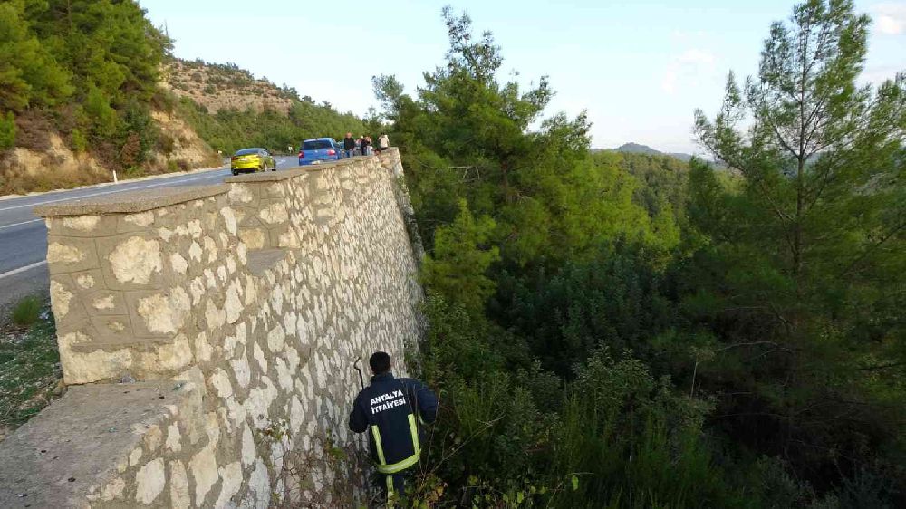 Antalya'da otomobil şarampole uçtu 2 yaralı