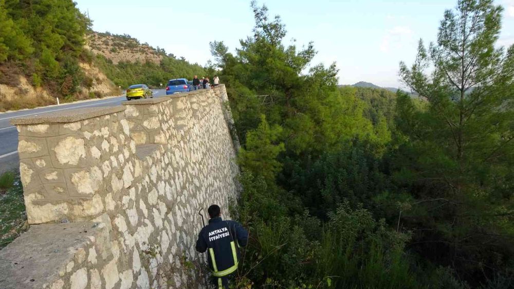 Antalya'da otomobil şarampole uçtu 2 yaralı