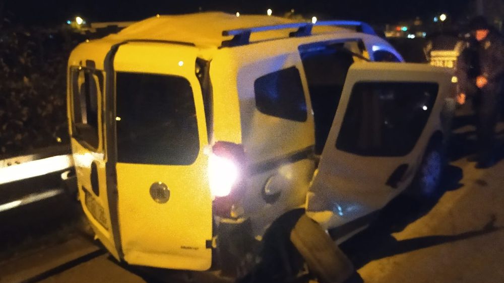 Bitlis’te yolcu otobüsü ile otomobil çarpıştı