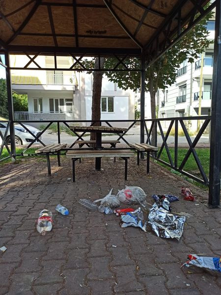 Bucak'ta belediye temizliyor parkı kullananlar kirletiyor