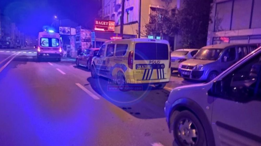 Bucak'ta Gecenin Olayı Kapıyı Açtığına Pişman Oldu Bıçak Darbeleriyle Yaralandılar