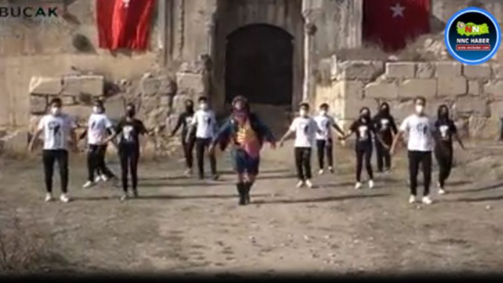 Bucak'ta Gençler Cumhuriyet İçin Zeybek Oynadı