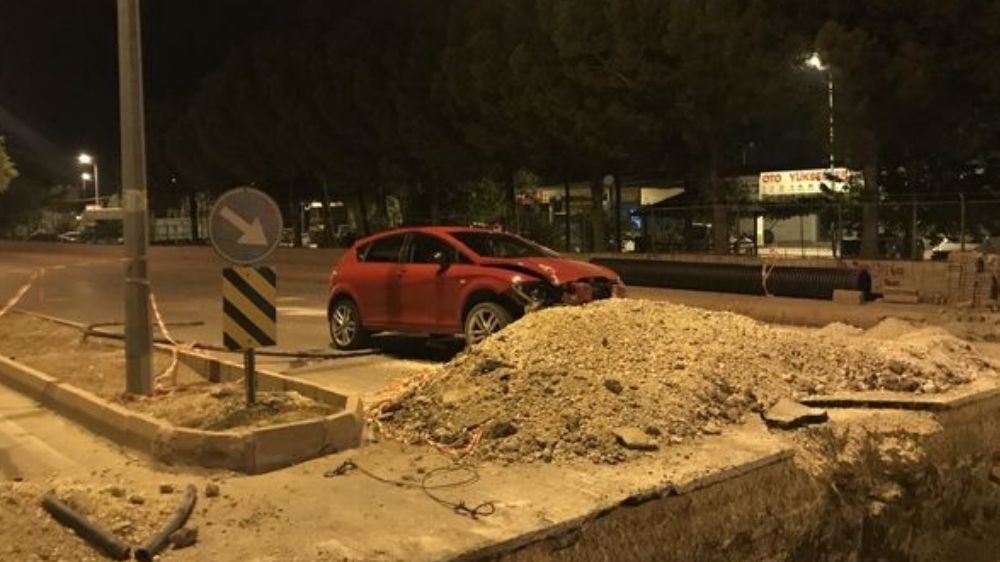 Bucak'ta Kapalı Yolda Trafik Kazası Aracı Bırakıp Gitti