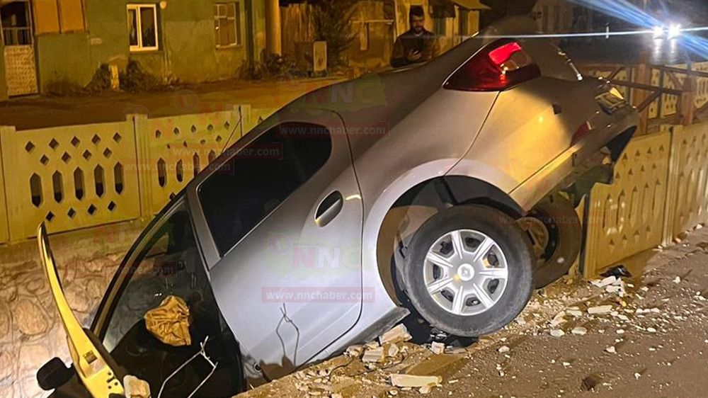 Bucak'ta otomobil dereye girdi sürücü atlayıp kurtuldu