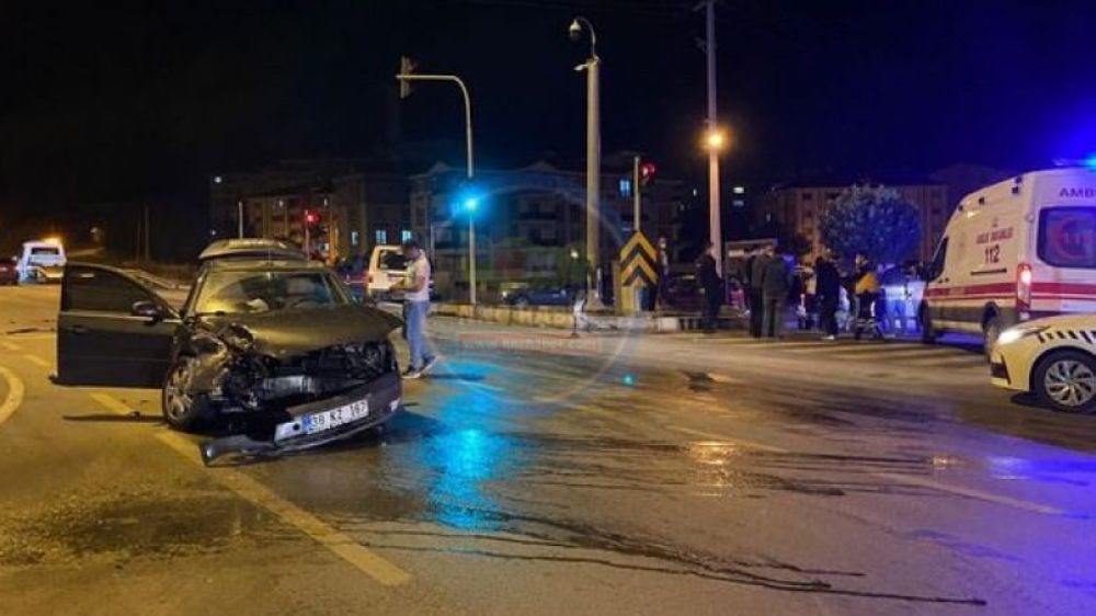 Bucak'ta Trafik Kazası 1 Yaralı Kavşakta Çarpıştılar