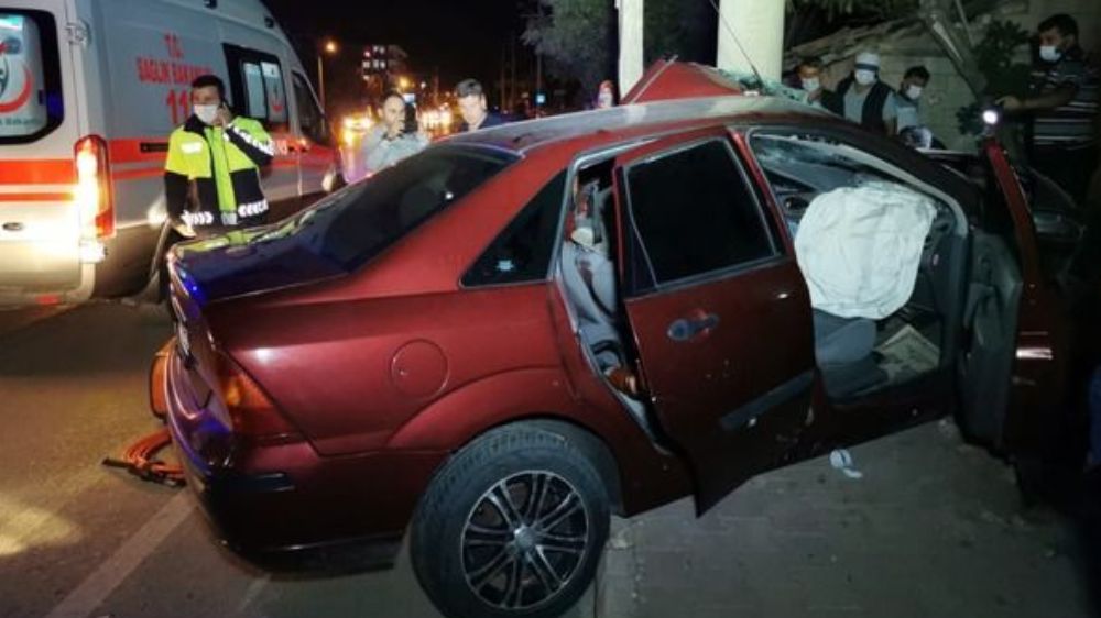 Bucak'ta Trafik Kazası 1 Yaralı Sürücü Otomobilin İçinde Sıkıştı
