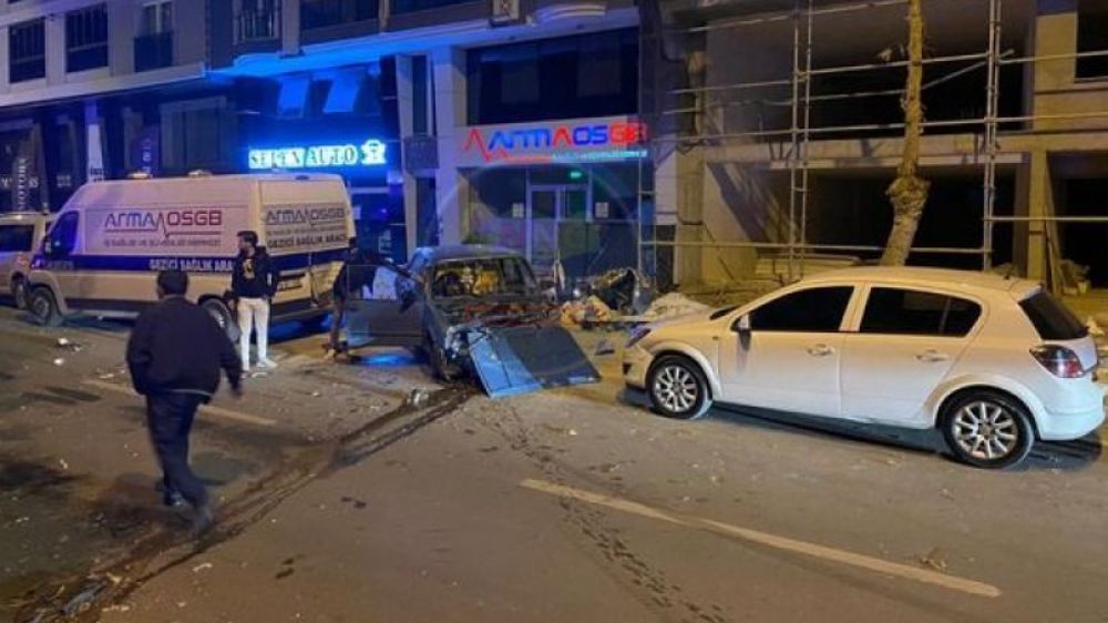 Bucak'ta Trafik Kazası 2 Yaralı 2 Araca Çarptı