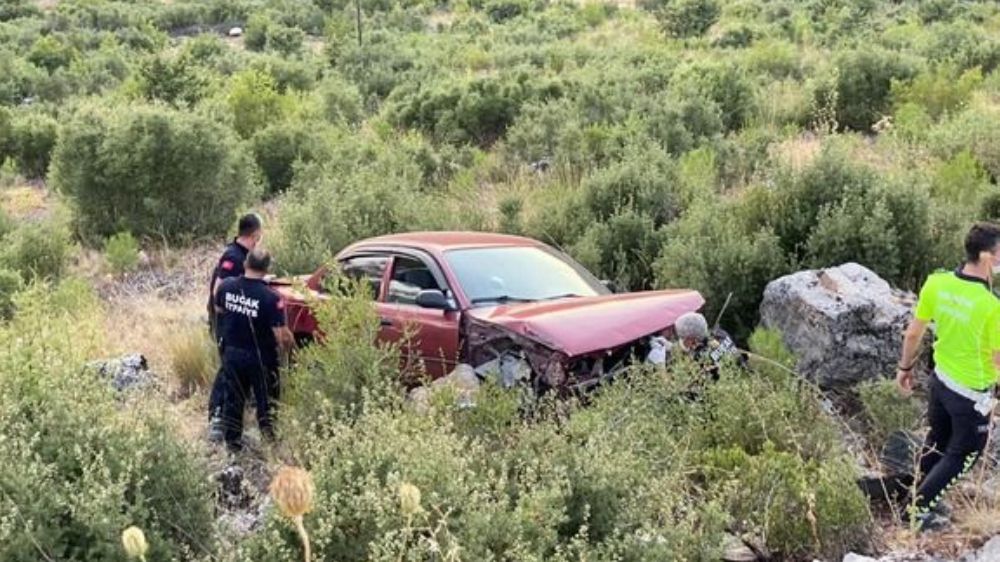 Bucak'ta Trafik Kazası Otomobil Şarampole Yuvarlandı 2 Yaralı