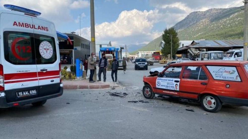 Bucak'ta Trafik Kazası Otomobil Sürücüsü Yaralandı