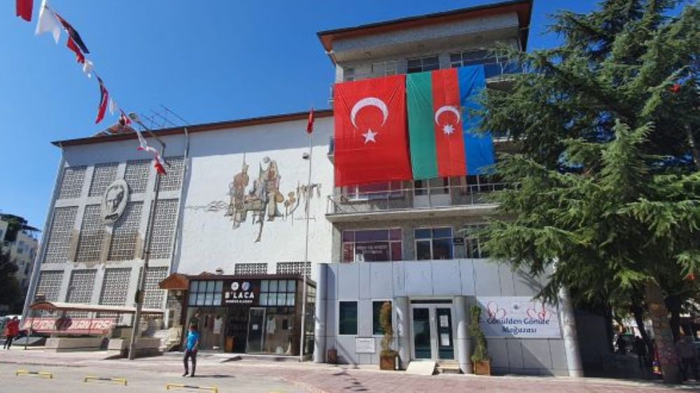 Burdur Belediyesi'nden Operasyonlara Destek Meydan ve Pazar Alanı Bayraklarla İle Donatıldı