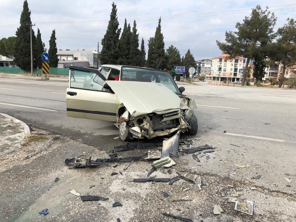 Burdur’da kaza öğrenci servisiyle çarpıştı