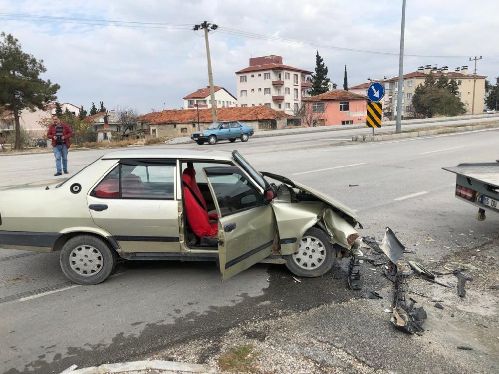 Burdur’da kaza öğrenci servisiyle çarpıştı