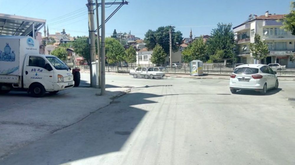 Burdur 'da Sola Dönülmez Levhası Olmayan Cadde Tehlike Saçıyor