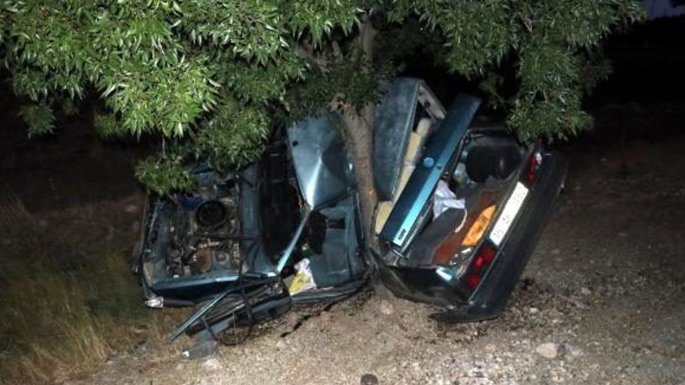 Burdur'da Trafik Kazası Otomobil İkiye Katlandı