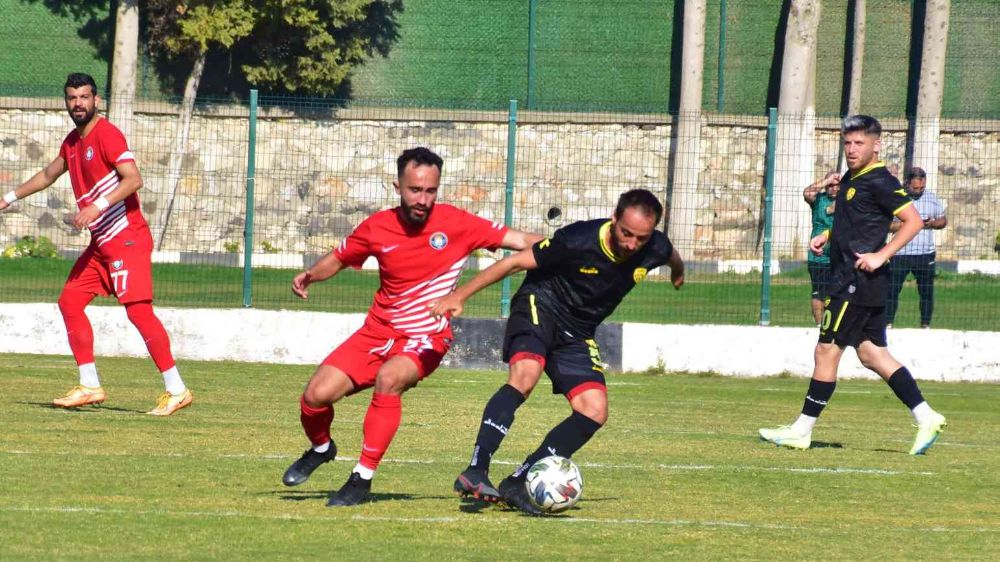 Çeşme Belediyespor ile Aliağaspor karşılaşmasında Çeşme 2-1 yendi