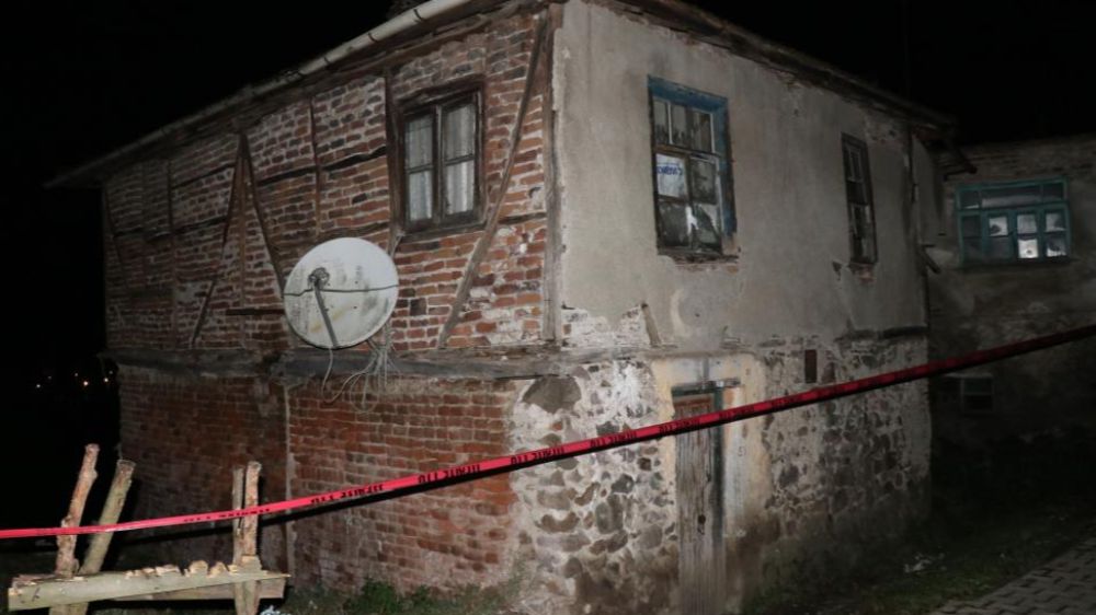 Deprem, 5 kişilik ailenin yaşadığı evi vurdu