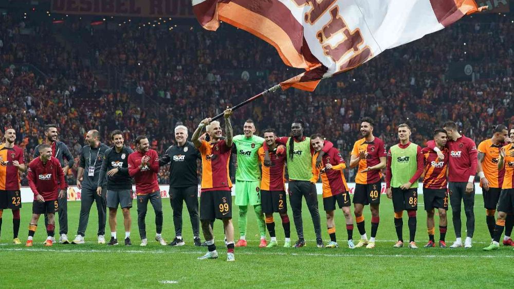 Derbiyi kazanan Galatasaraylı futbolcular, galibiyeti taraftarlarla kutladı