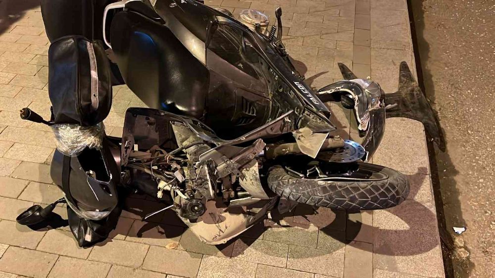 Düzce'de kaza 5 yaralı Motorlu kurye otomobile çarptı
