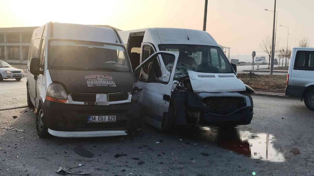 Konya’da servis minibüsleri ve otomobil kaza yaptı 14 yaralı