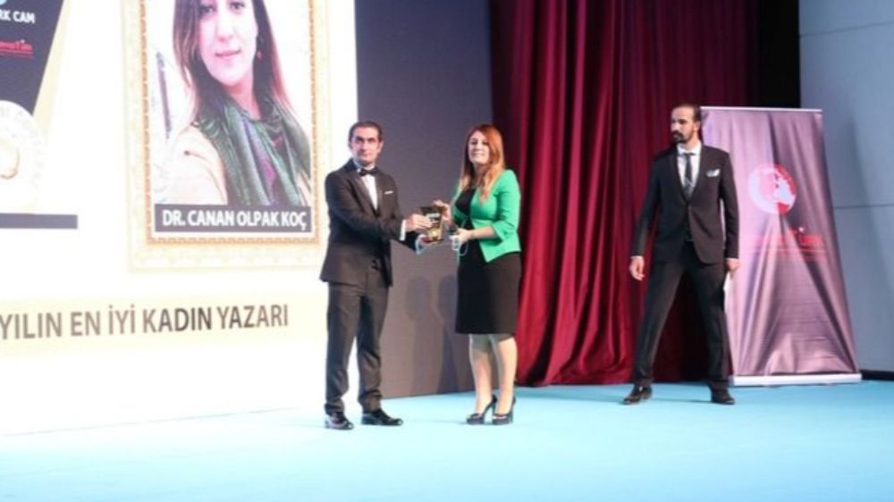 MAKÜ Öğretim Üyesine Yılın En İyi Kadın Yazarı Ödülü