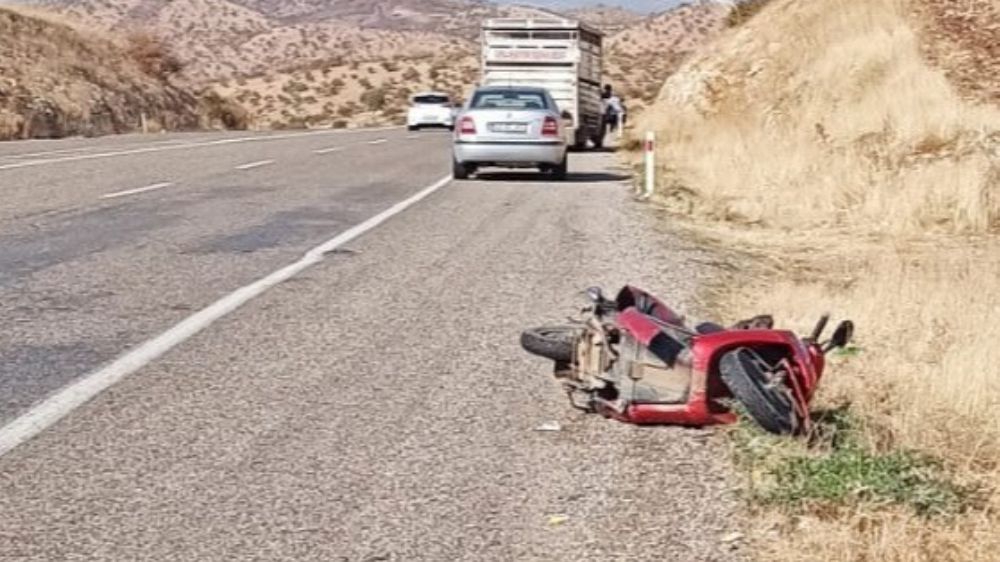 Motosiklet ile kamyonetin çarpışması nedeniyle 2 kişi yaralandı