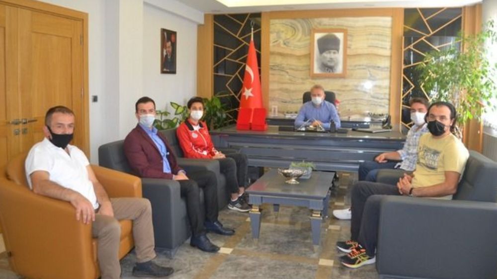 Türkiye Şampiyonu Gençlerden Bucak Kaymakamı Tanrıkuluna Ziyaret
