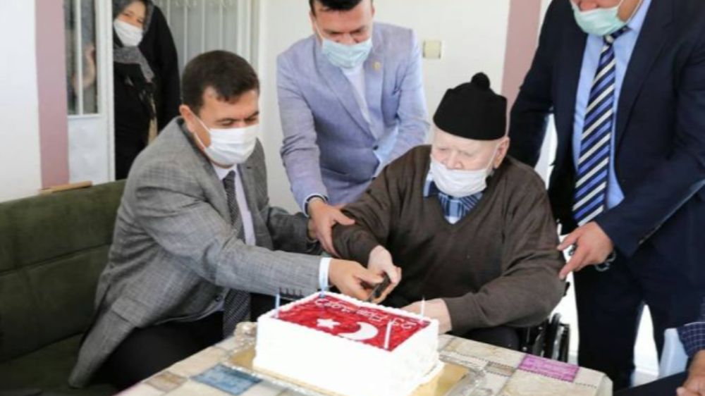 Vali Arslantaş'tan Cumhuriyetle Yaşıt 97 Yaşındaki Mehmet Altınkaynak'a Doğum Günü Sürprizi