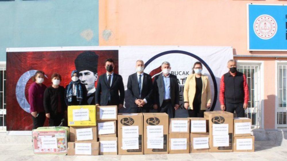 Yaralı İzmir'e Bucak Fatih Sultan Mehmet İlkokulu'ndan Yardım Paketi