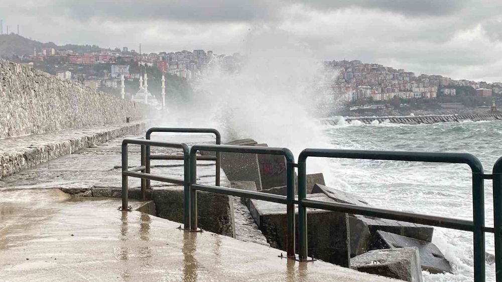 Zonguldak'ta dalgalar görenleri korkuttu