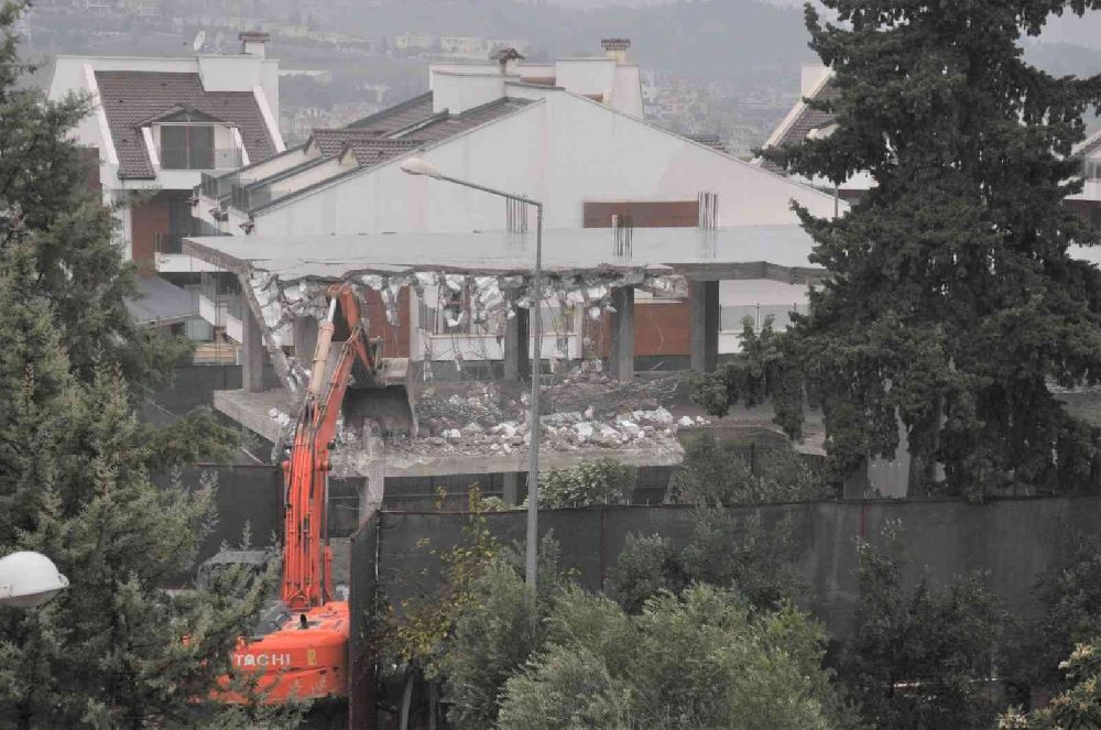 Adana'da kaçak yapılara yıkım çalışması