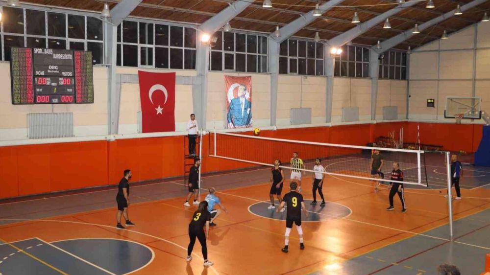 Afyon'da voleybol turnuvası sürüyor 