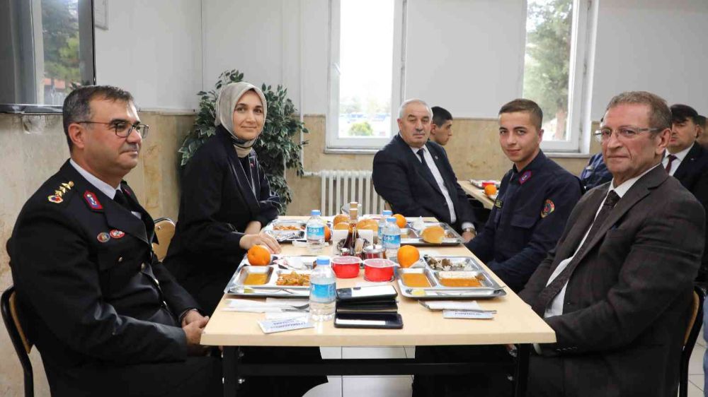 Afyon Valisi Yiğitbaşı Mehmetçik ile yemeğe oturdu
